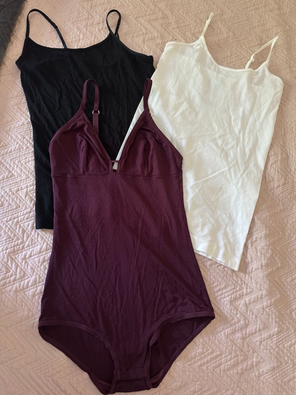 3 sleeveless tops a new day blk cami, So brand white cami, Lively burgundy S